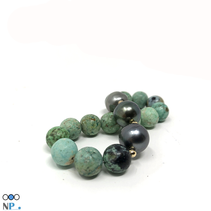 Bracelet de perles de Tahiti avec Pierres semi precieuse Turquoise du Perou. Bijou très tendance